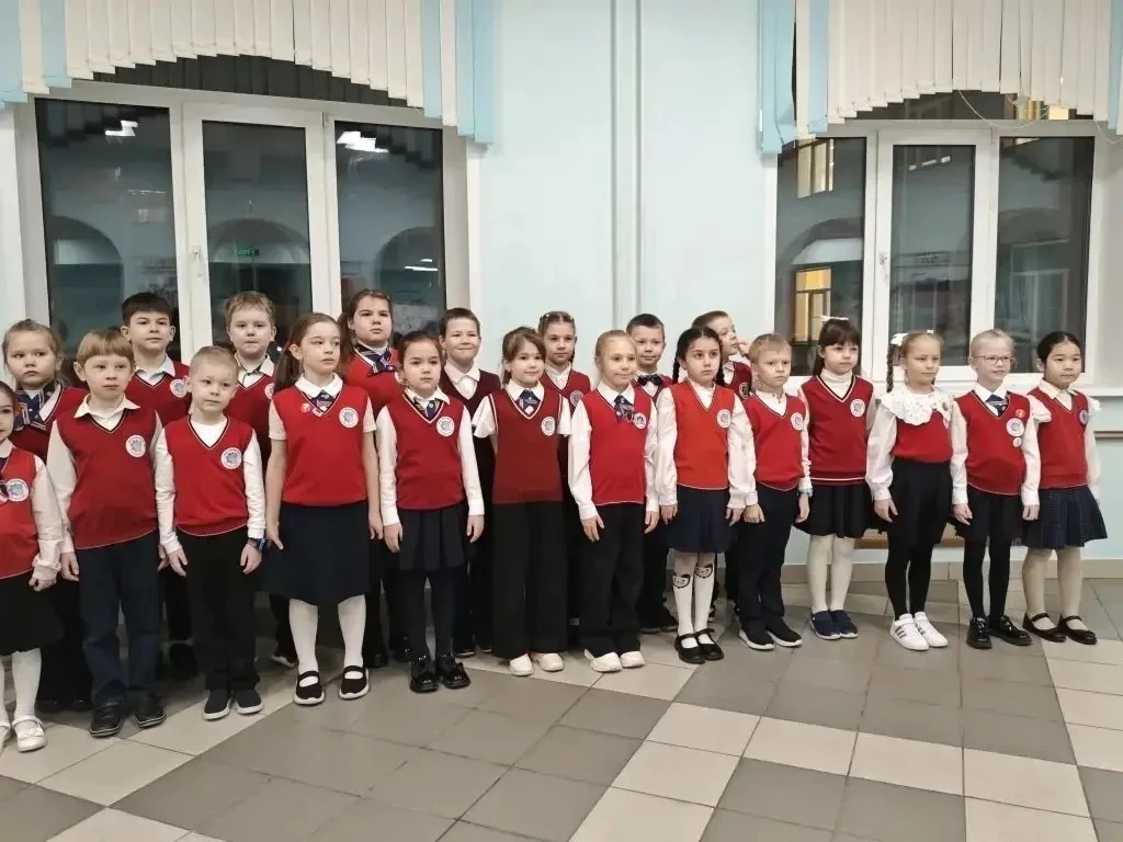 🚀 Почетное право поднять флаг РФ 🇷🇺 Предоставляется Егоровой Ульяне ⭐️ (7И класс) и Райкову Глебу ✨ 