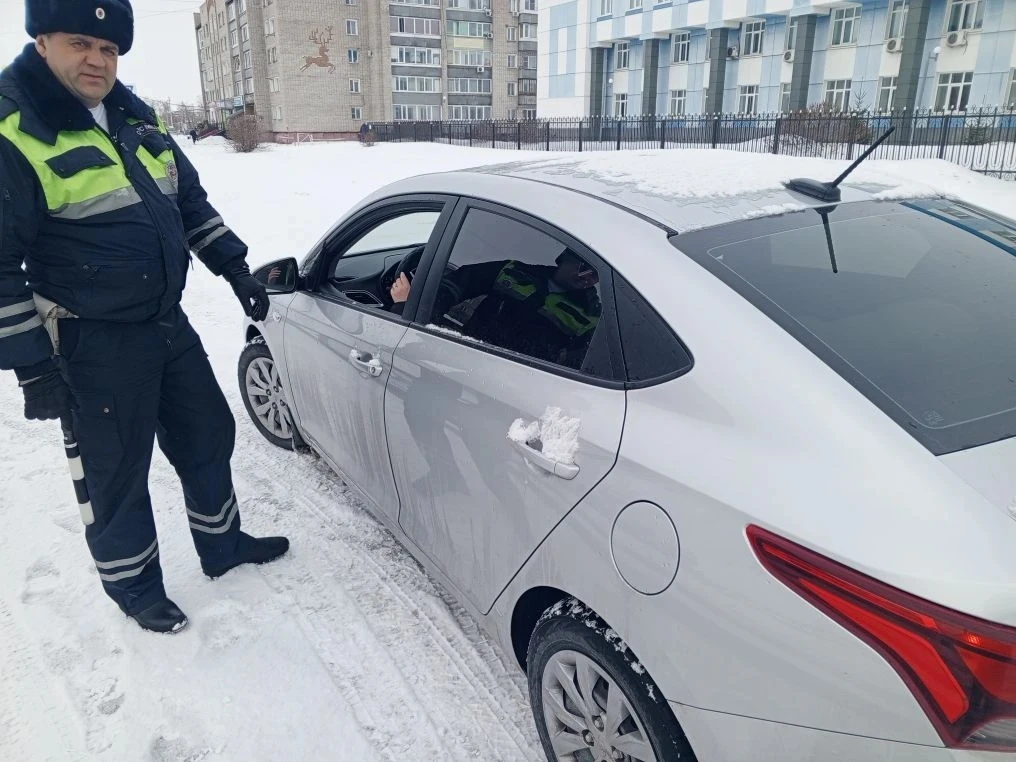 👮‍♂️🚔🌷Каменские автоинспекторы поздравили автоледи с  праздником! 🌷🚗  Восьмого марта сотрудники Каме