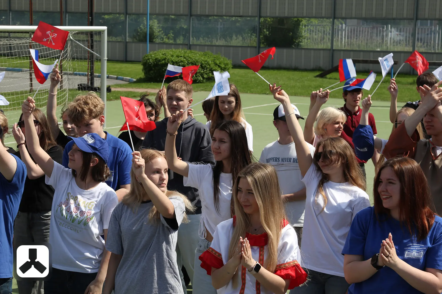 🇷🇺 Хоровод Единства!

Студенты и преподаватели, одетые в футболки  ПКГХ, в русские народные костюм