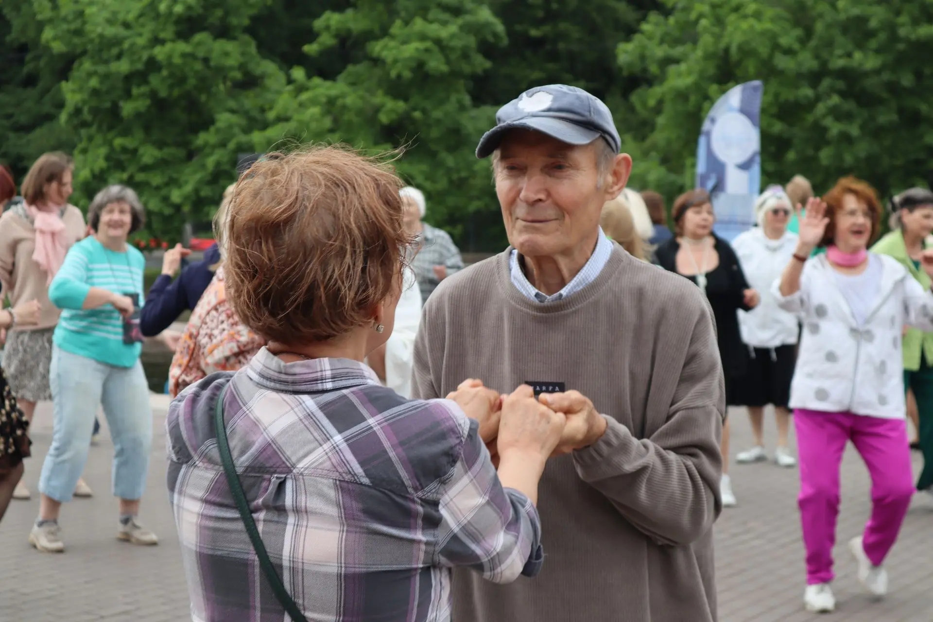 Объединяемся в танце

Ссылка на фотографии: vk.com/album-156613545_3112...

На набережной реки Карпо