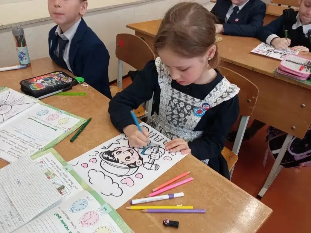 🎨 Коллективный труд и творчество: мы делаем мир ярче!  В 1 корпусе наши первоклассники вместе с клас