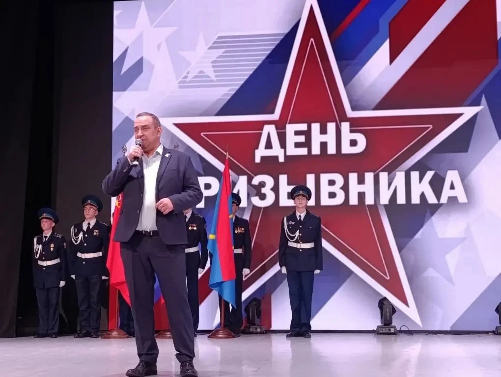 23 апреля знамённая группа школы - учащиеся 10 кадетского класса приняли участие в Дне призывника, к
