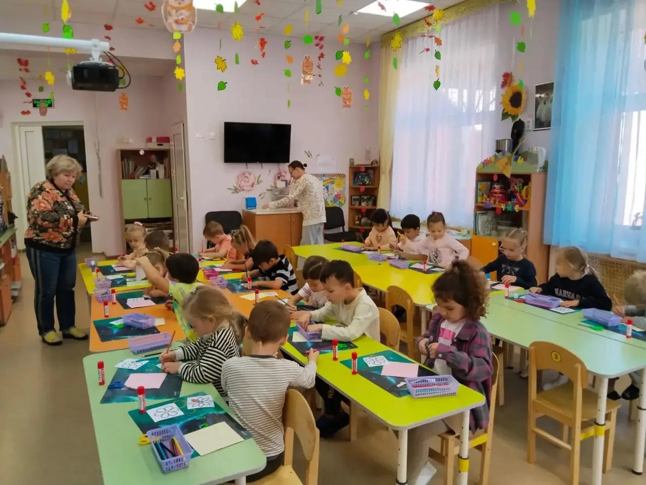 Осень! Тихо шелестят листья за окном, природа постепенно переходит в состояние покоя  и...