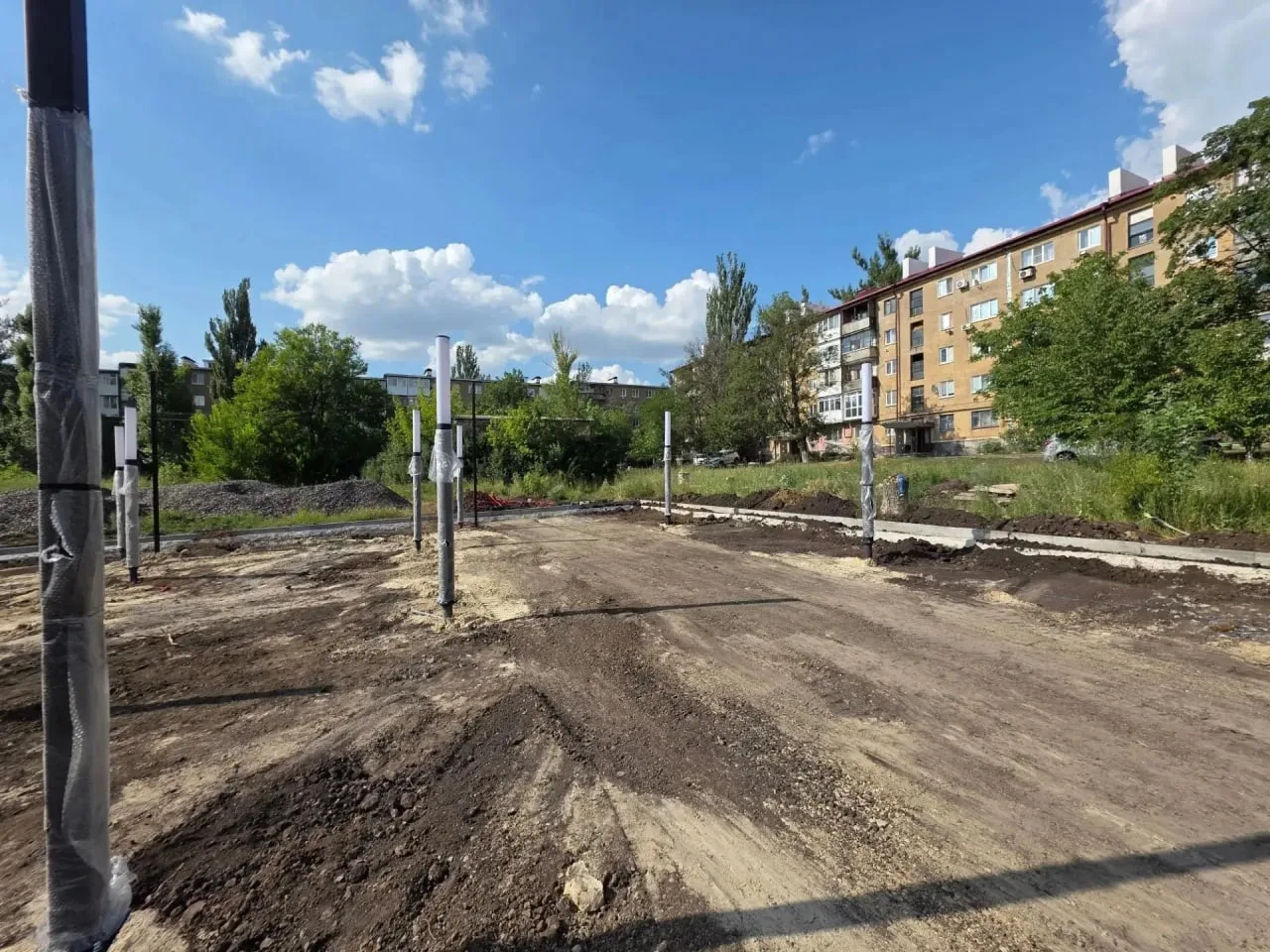 В Снежном продолжается работа по улучшению городской среды в рамках народной программы ...