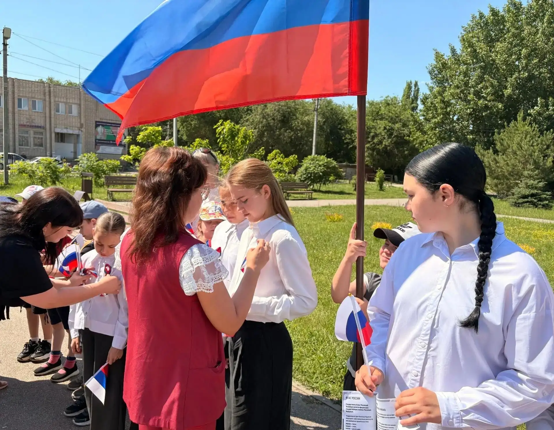 🇷🇺Юные жители посёлка Пробуждение стали участниками акции «Российский триколор»

Накануне Дня Росс