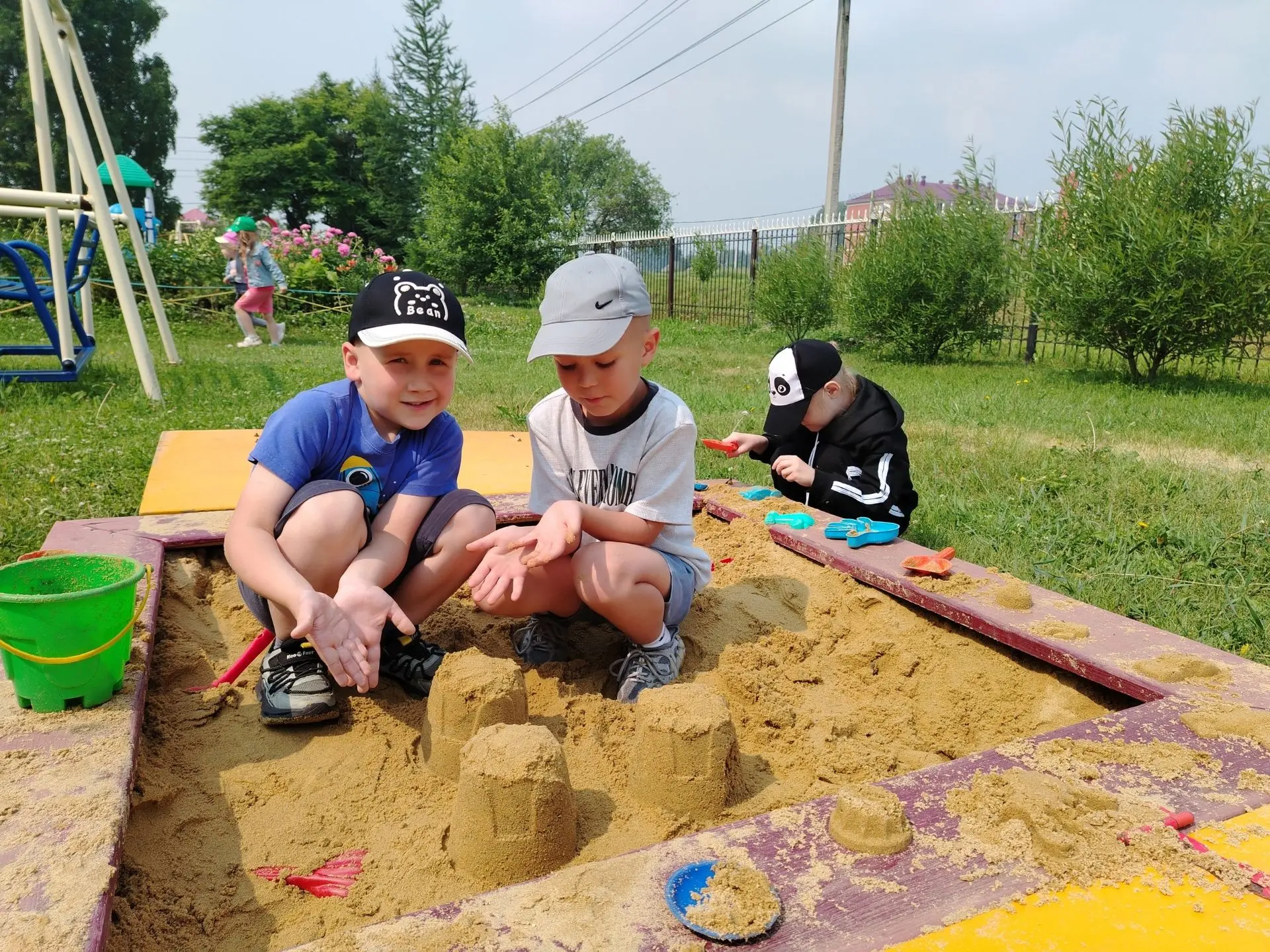 🏖️ День песка в нашем детском саду!
Когда наши воспитанники выходят на прогулку, их самое любимое з