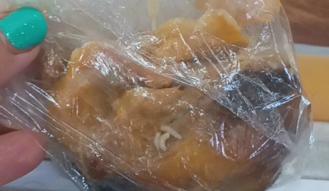 Ярославна купила в магазине на Резинотехнике курицу холодного копчения в вакуумной упаковке и, уже д
