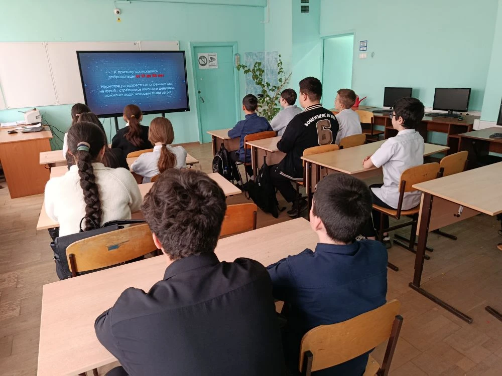 🇷🇺 "КИНО ПОБЕДЫ" - смотрим кино о городах героях.  В рамках марафона «Наследники Победы» в нашей шко