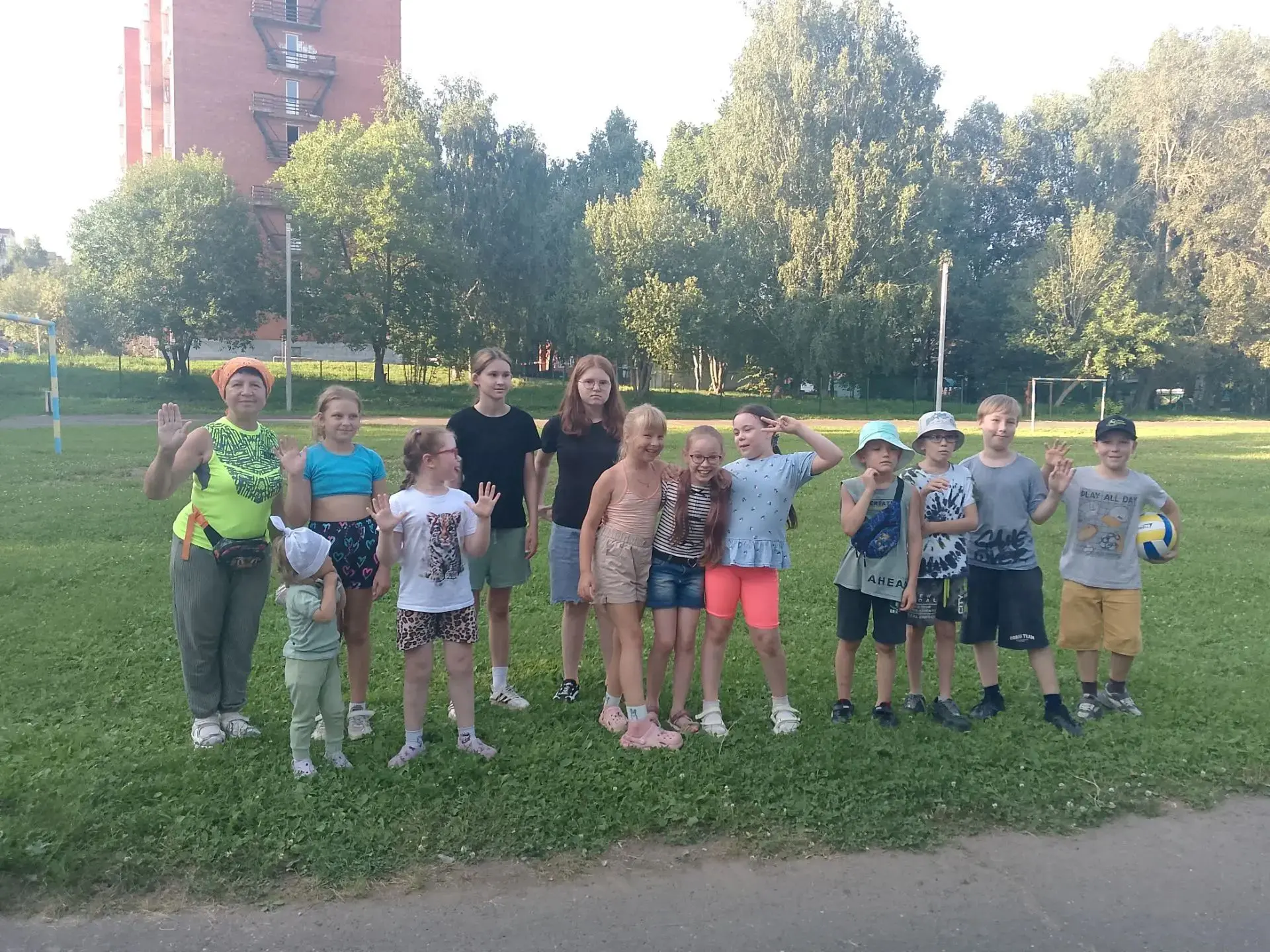 🤗У НАС ИНТЕРЕСНО!

⚽️🏸На нашей СПОРТИВНОЙ ПЛОЩАДКЕ каждый вечер царит особая атмосфера: дети смеют
