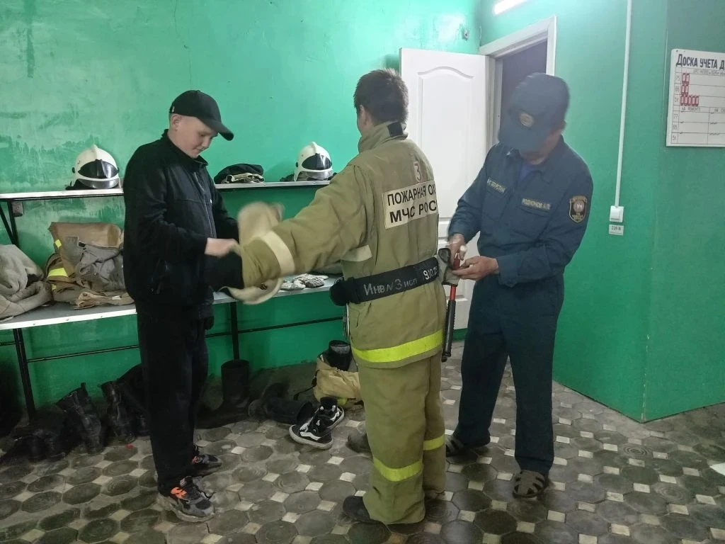 Сегодня для воспитанников лагеря труда и отдыха в пожарной части с.Юхмачи провели учебн...