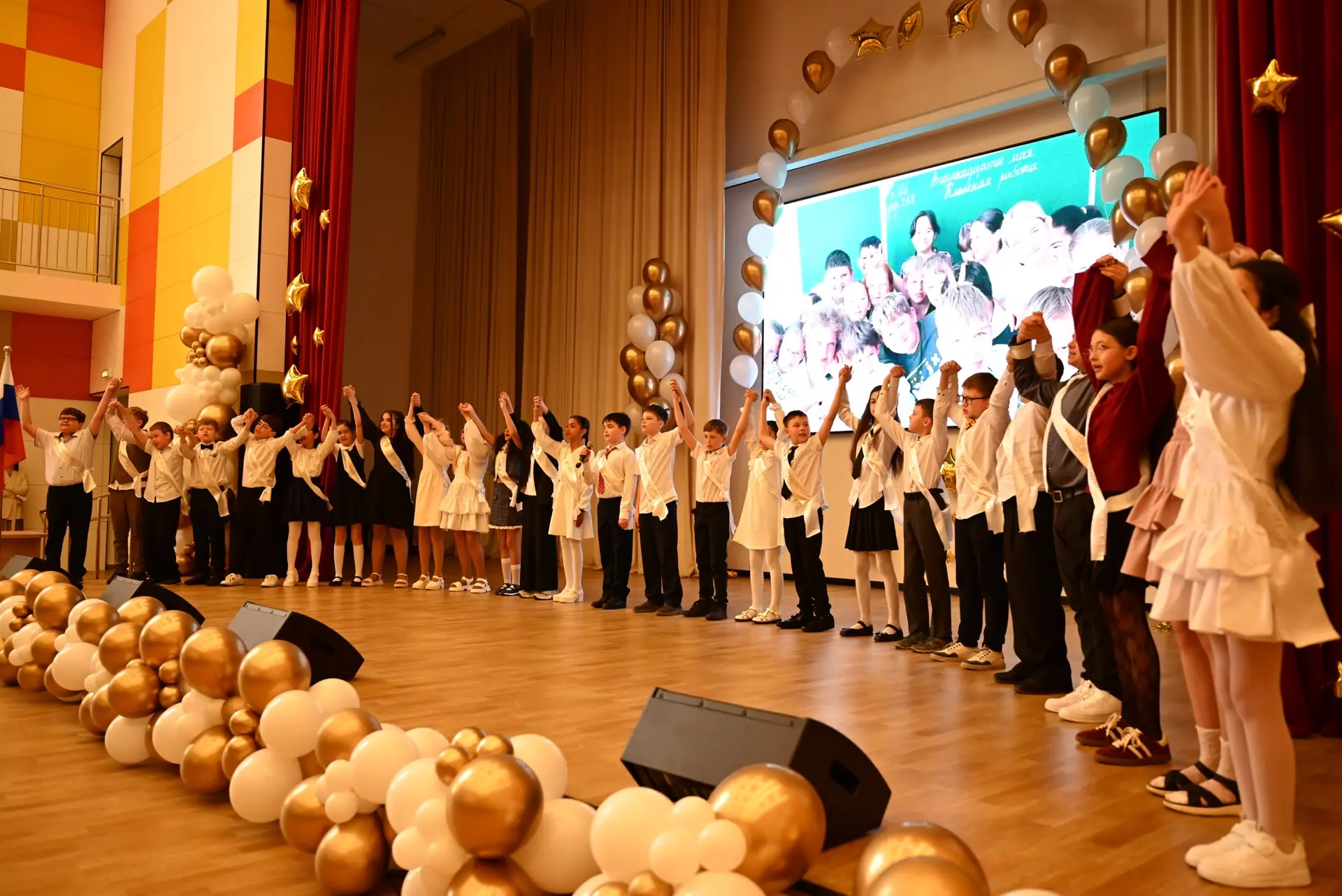 Торжественная линейка для 4в, 4г, 4д, 4е и 4ж классов состоялась! 🎓  Наши выпускники начальной школы
