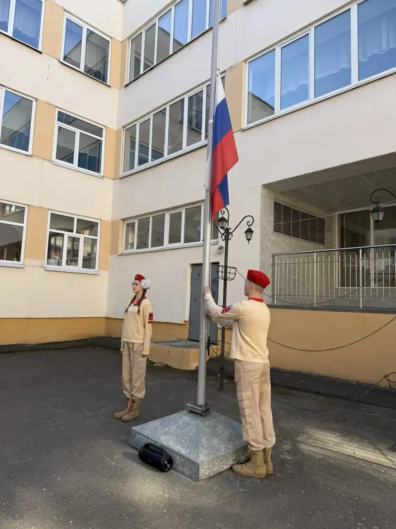 🇷🇺Учебная неделя началась с традиционной торжественной церемонии поднятия Государстве...
