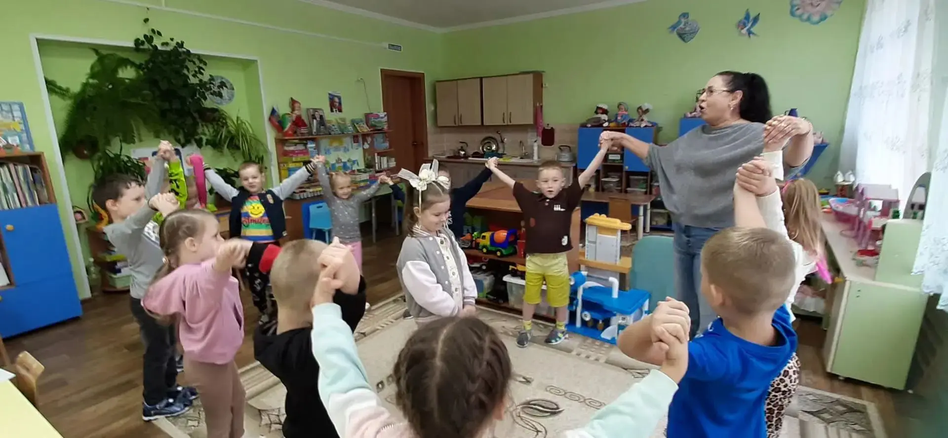 В детском садике у нас День рождения сейчас! Встанем дружно в "Каравай", ну-ка, Софья, ...