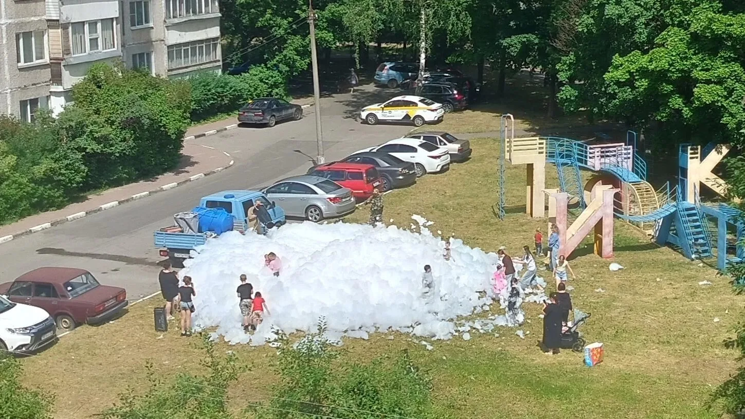 На Левашова завалили пеной двор, врубили музло под окнами и скачут! А что, можно заваливать пеной дв