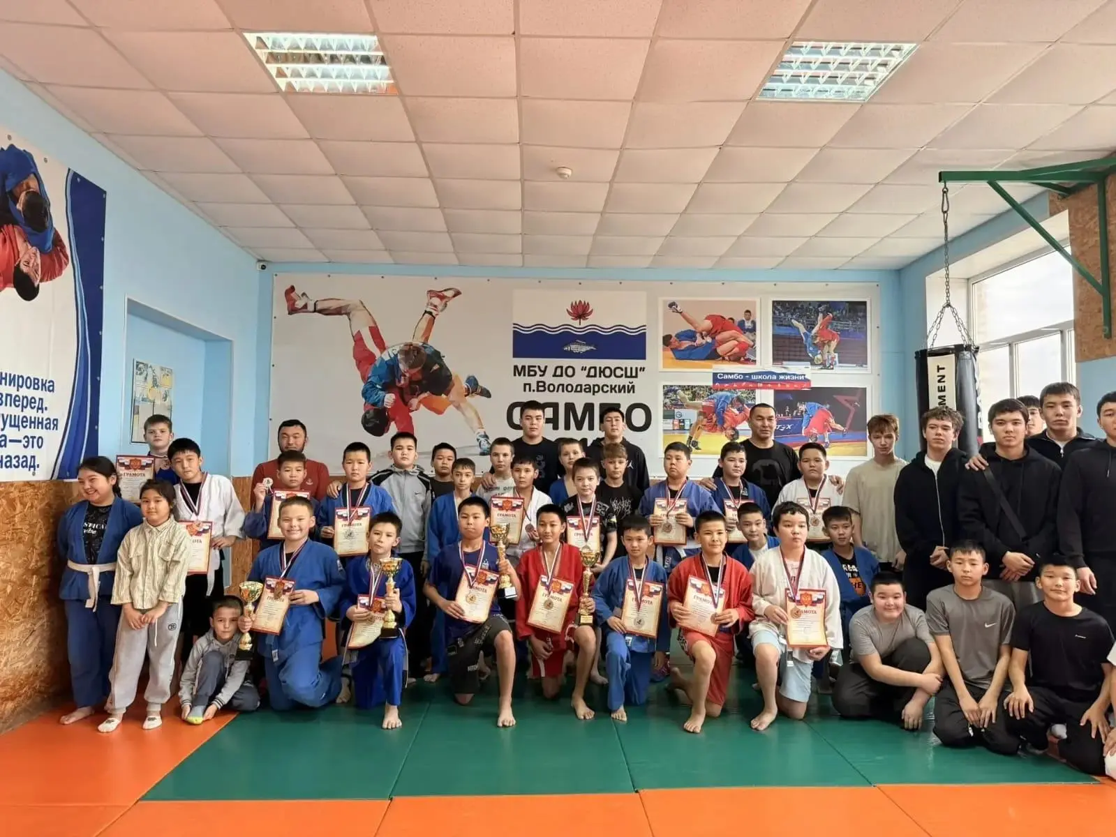 Турнир по самбо в поселке Володарский.
Борьба за призовые места.
Поселок Володарский вновь становитс