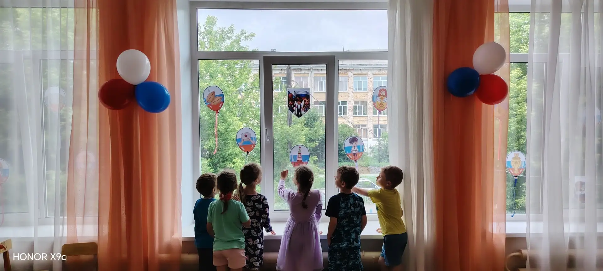 Педагоги и воспитанники детского сада приняли участие во Всероссийской акции  «Окна Рос...