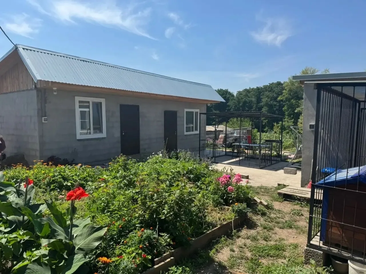 🏖 До Солёных озёр — 10 минут пешком
🏠 Сдаются номера в спокойном районе
👥 Номера до 3 человек
👥 