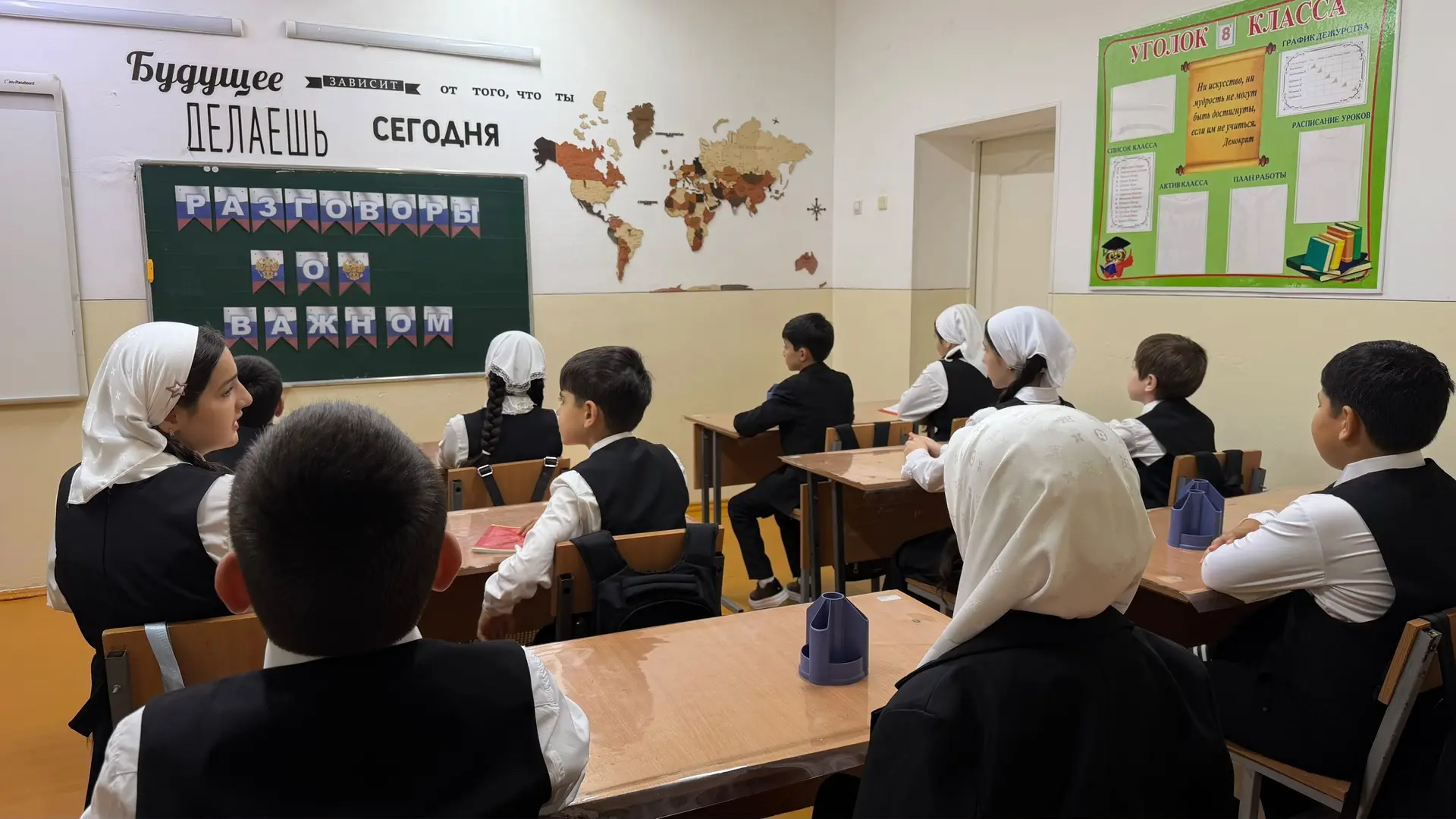 Первый учебный понедельник в нашей школе прошел насыщенно и торжественно. Начали неделю...
