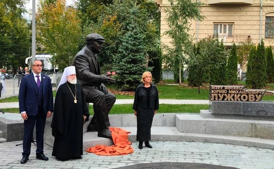 🗽 В Москве открыли памятник экс-мэру Юрию Лужкову