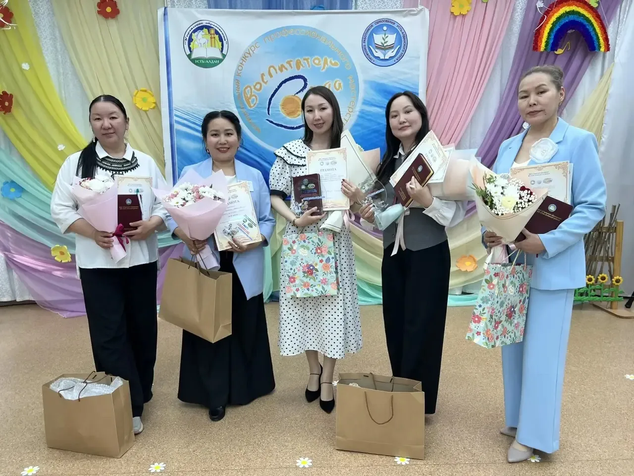 👏 Улууска «Сыл бастыҥ иитээччитэ» куонкурус муҥутуур кыайыылааҕынан Ванесса Дашевская ...