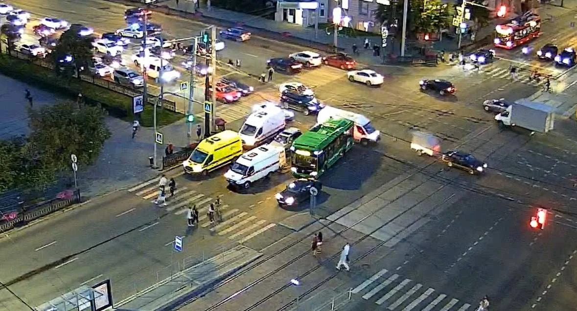Скорая попала в ДТП  на Алом поле. Она ехала с мигалками, когда ее не пропустила легков...