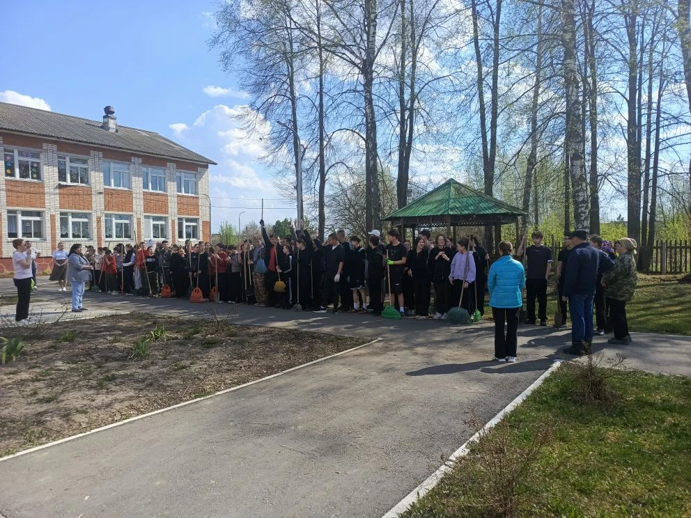 🌱 Весеннее обновление территории школы! 🌱