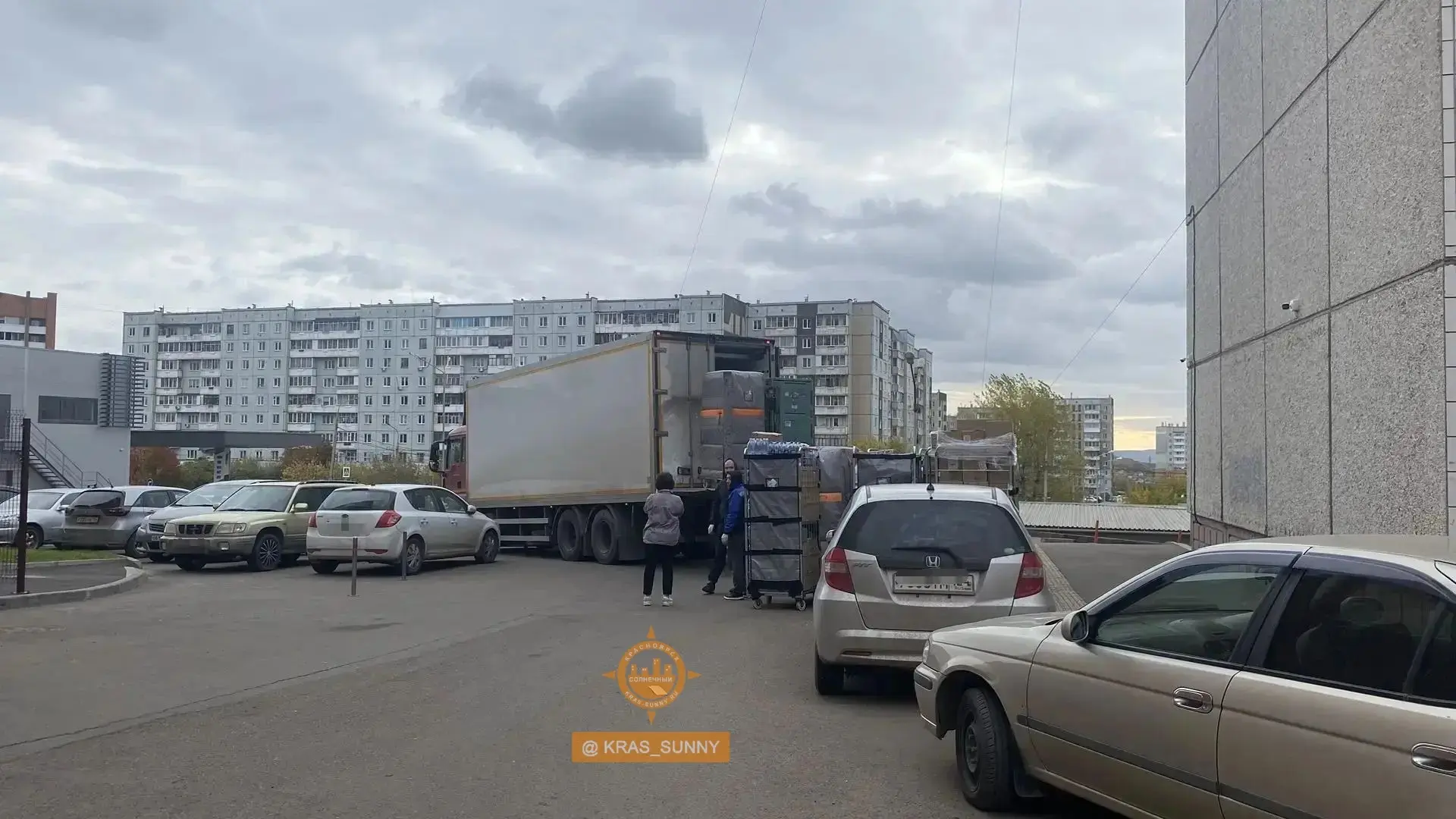 Вот таким образом разгружается Магнит, целиком перекрывая проезд для нескольких домов. ...