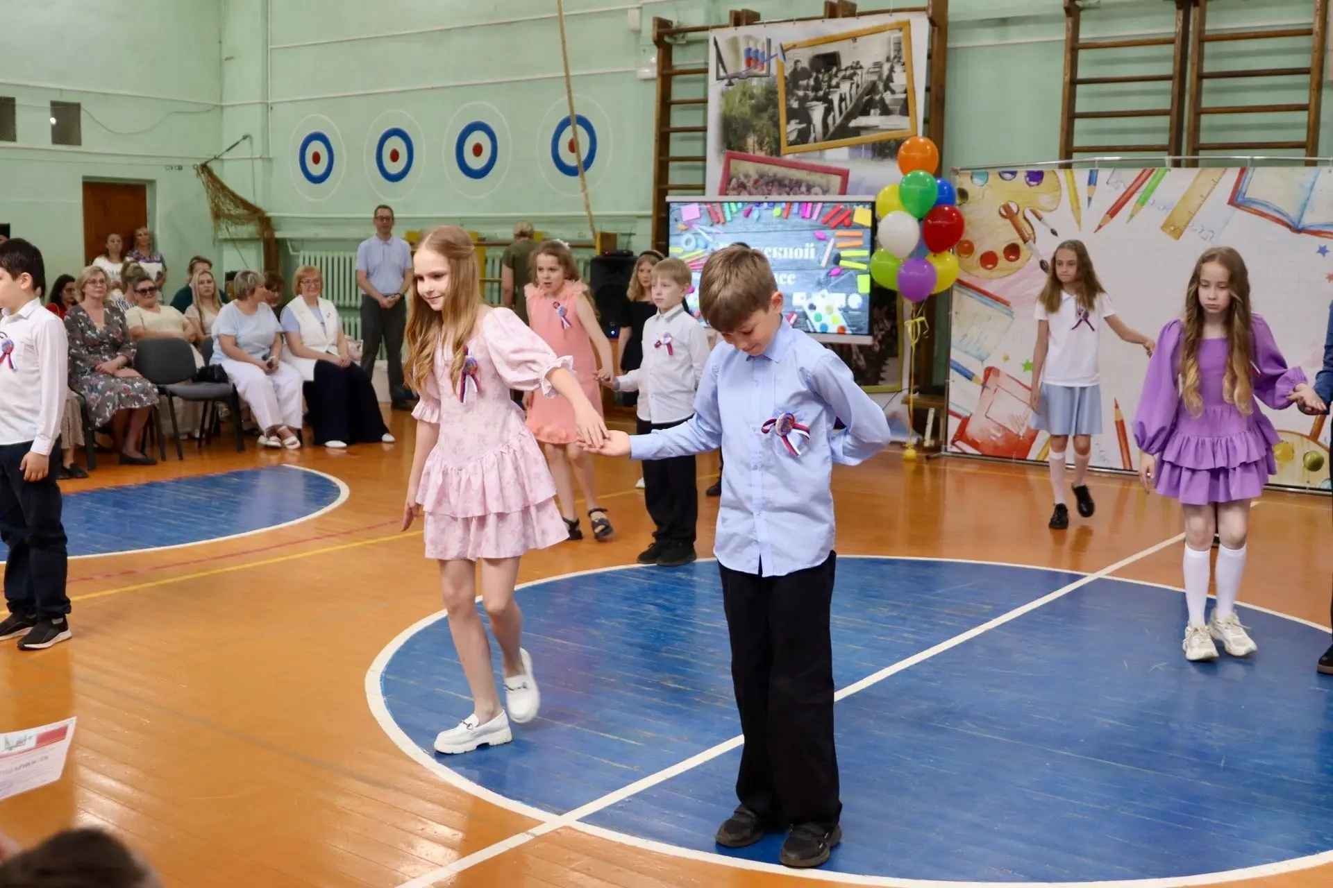 Выпускной начальной школы🌷 🌸Череду выпускных школьных праздников, как обычно, открывает начальная шк