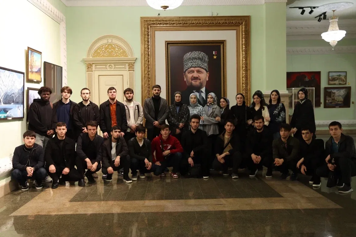 Студенты ЧГУ им. А. А. Кадырова посетили Мемориальный комплекс Славы имени Ахмата-Хаджи Кадырова  ИМ
