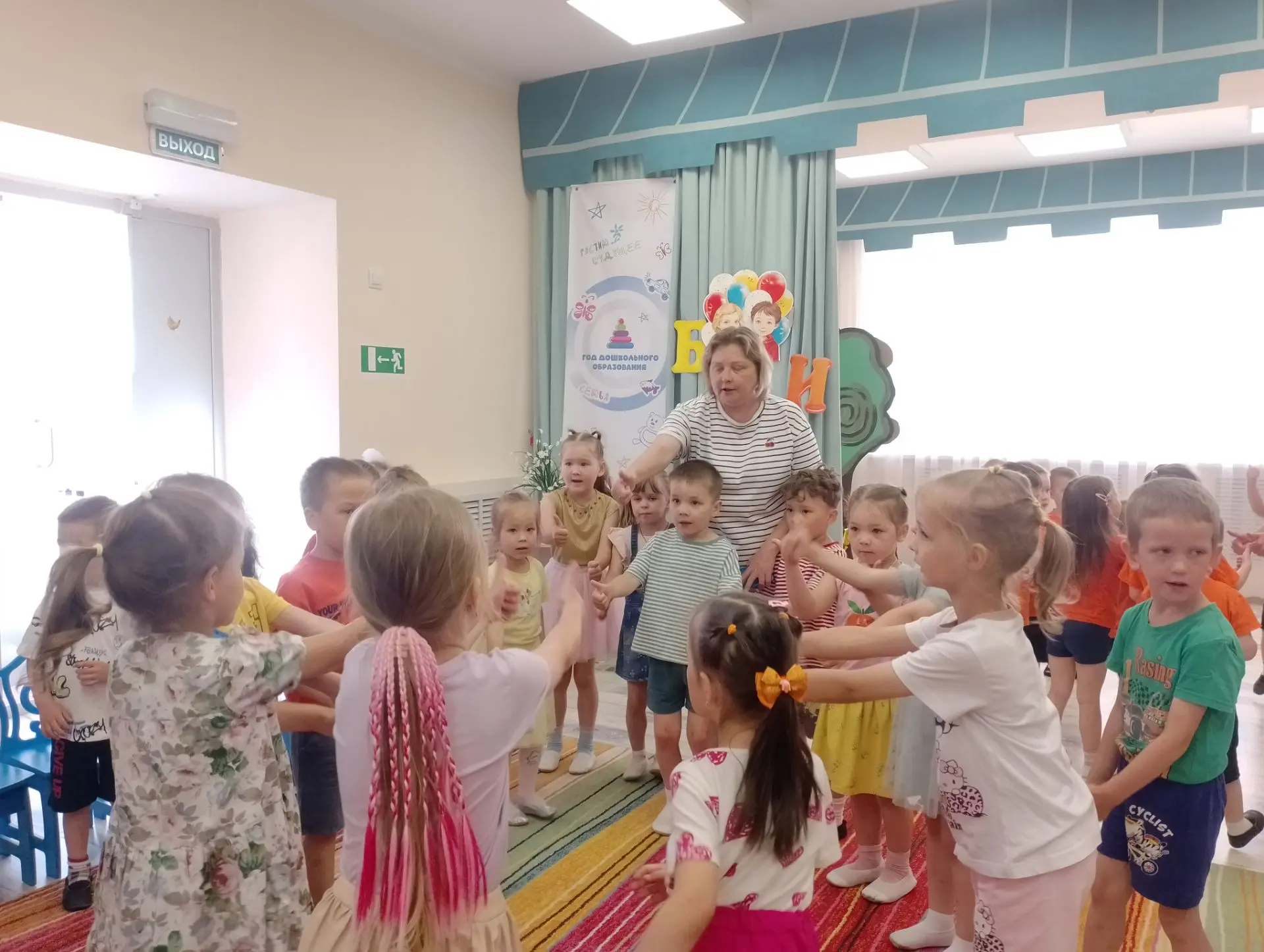 В пятницу в детском саду прошел праздник танца!

Ребята собрались в музыкальном зале и под звуки зна