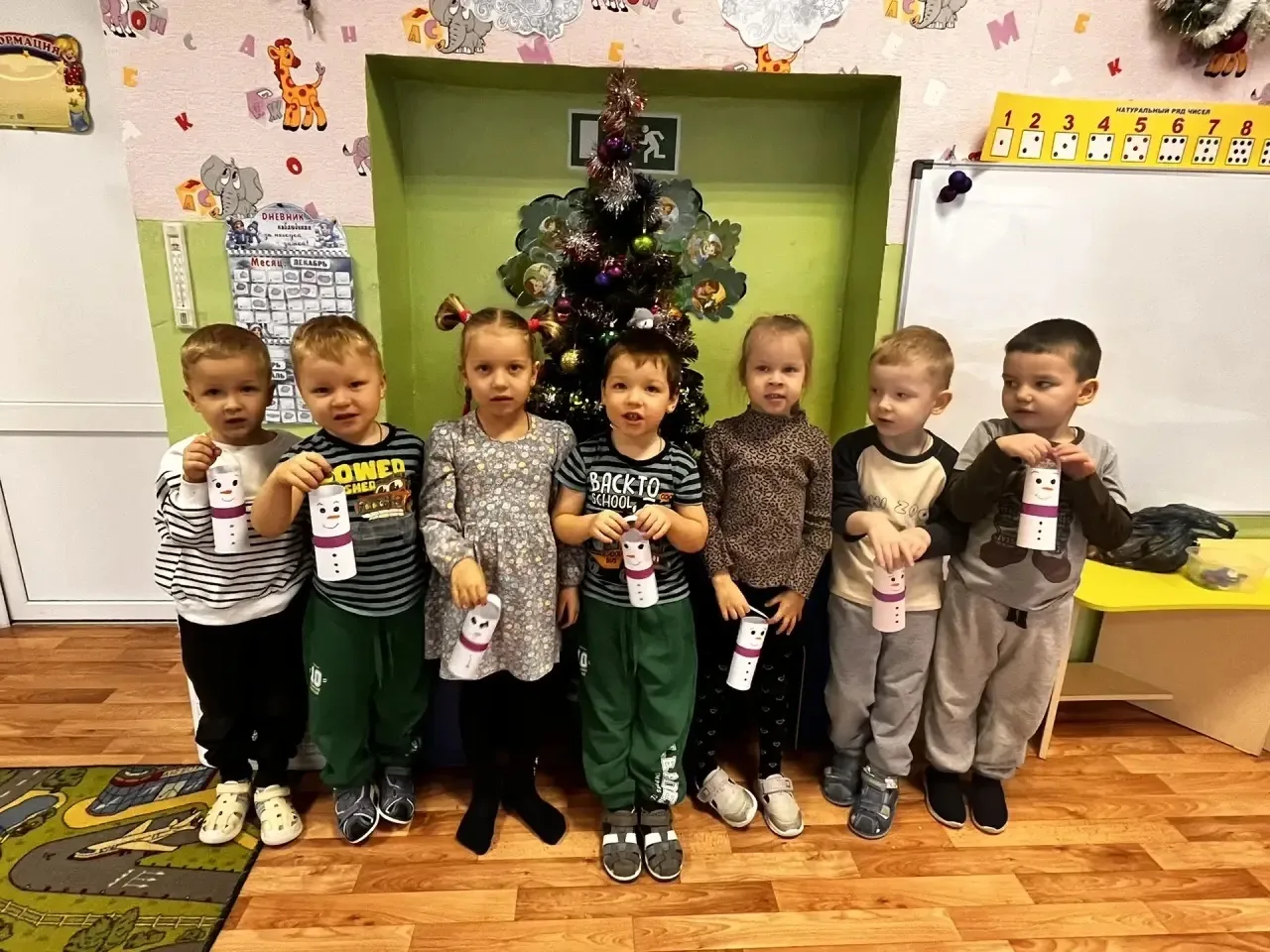 Раскраснелась детвора —
Накатала три шара!
Друг на друга их сложили,
И ведро нагромоздили.

Нос — мо