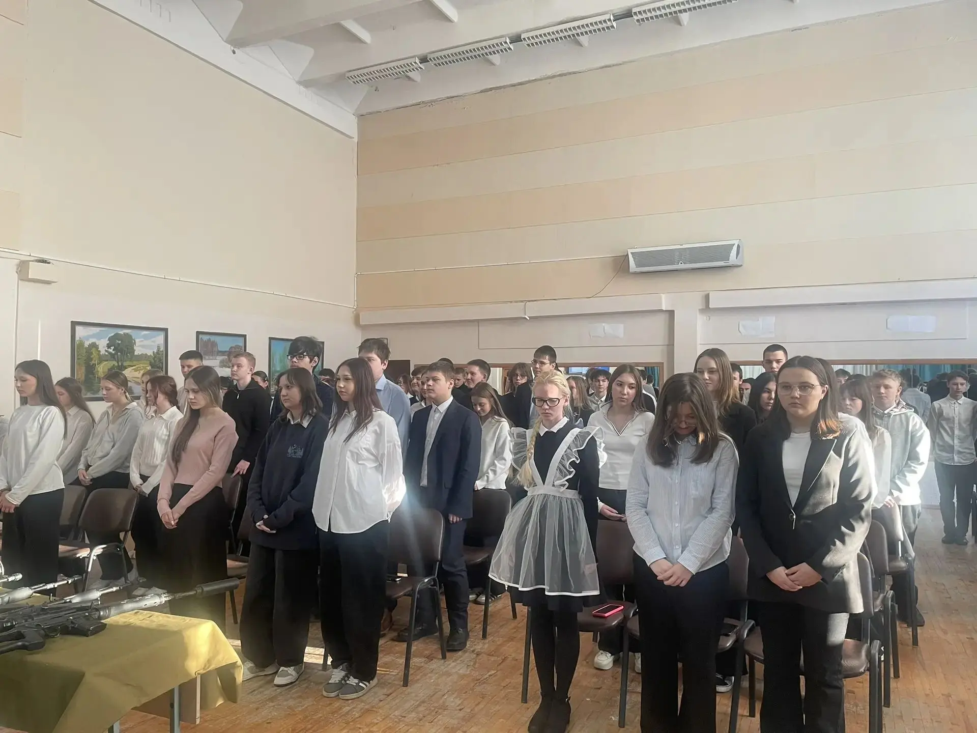 Урок мужества. Сегодня в актовом зале школы состоялись уникальные уроки мужества, посвящённые знамен