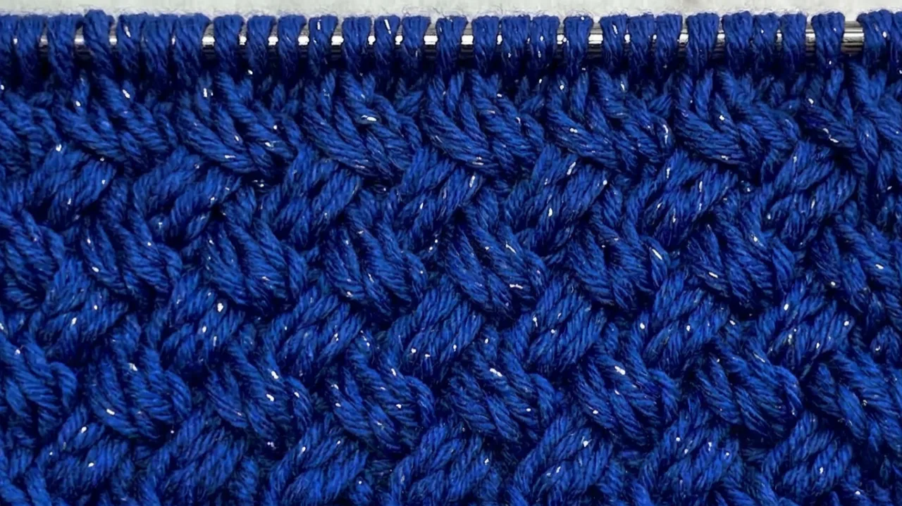 🧶 «КРУПНАЯ КОСА» — структура, которая держит форму  📌 Объёмный плетёный узор с выразительными перепл