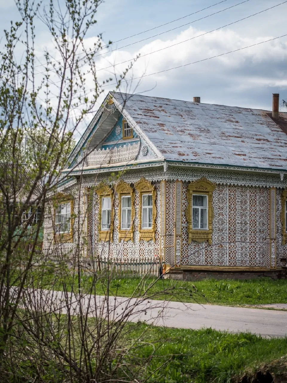 🏠 Ажурный дом в Соймицах

В селе Соймицы Ивановской области находится уникальный дом, напоминающий 