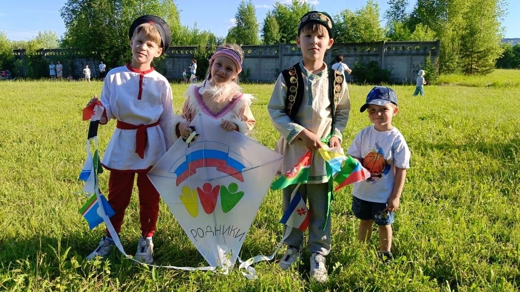 ✏12 июня на футбольном поле в мкр. Машиностроитель состоялся традиционный фестиваль воздушных змеев 