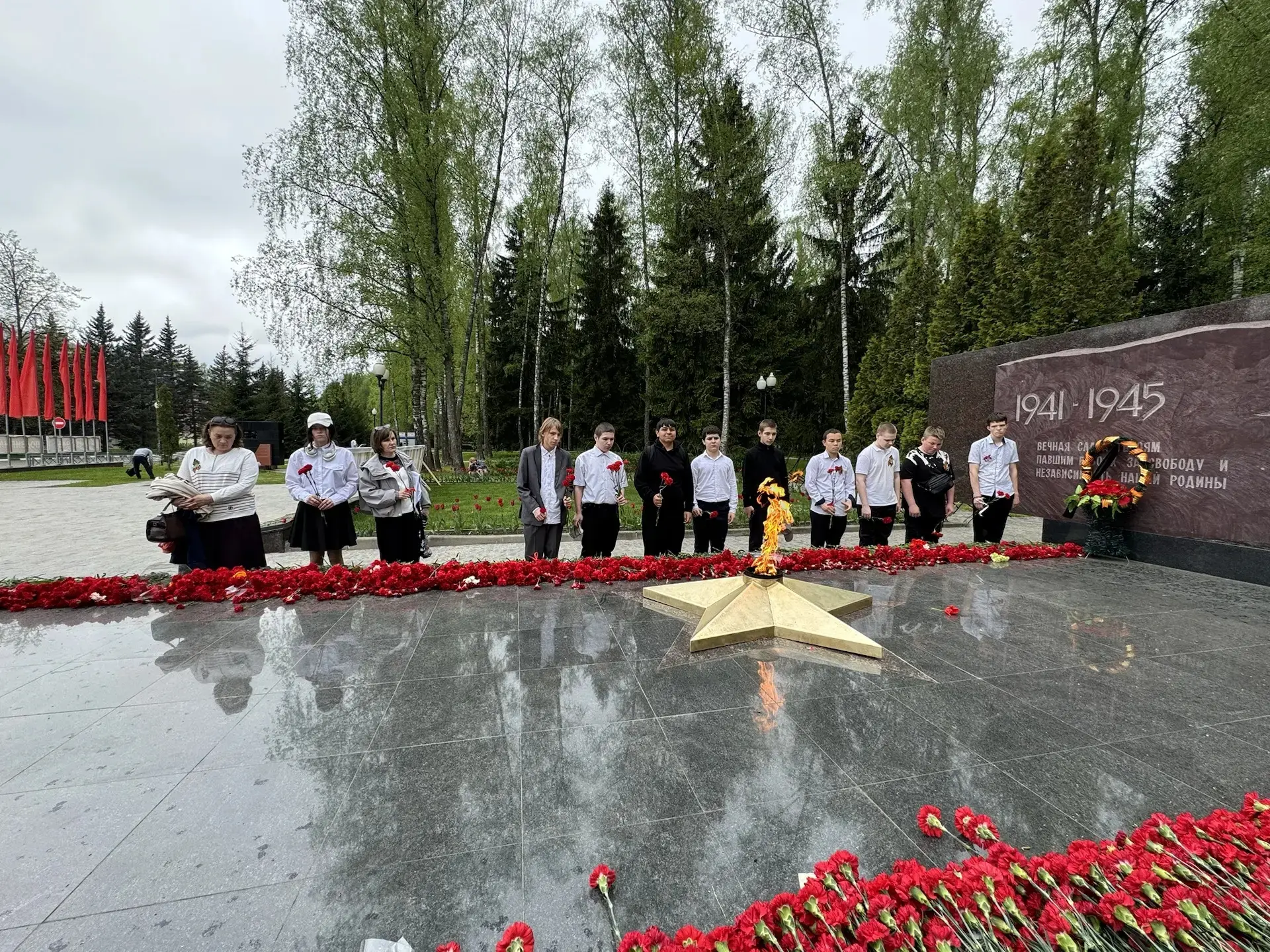 В преддверии 9 Мая наши ученики сказали главное слово: «Спасибо». Возложение цветов к В...