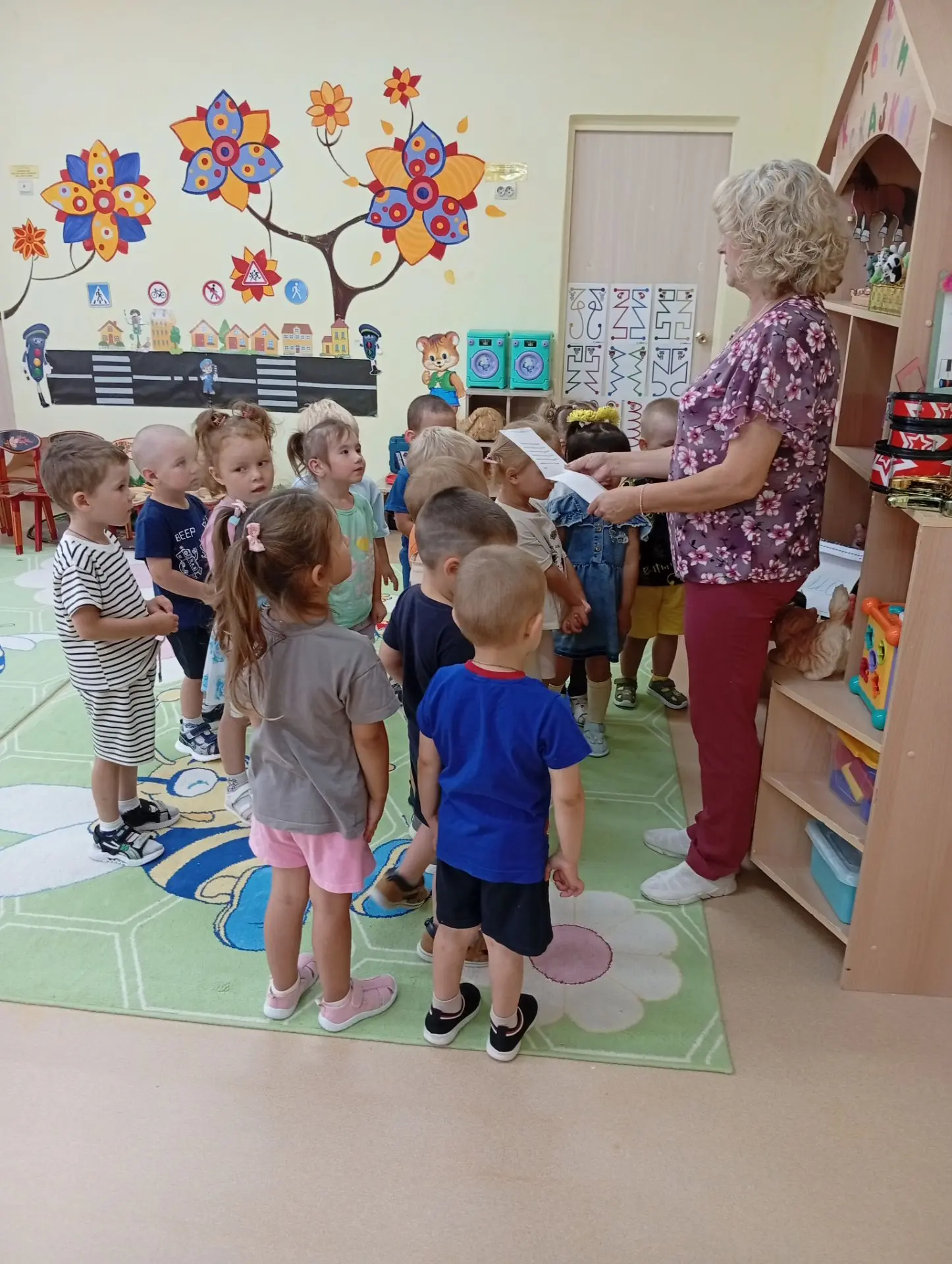 Сегодня у нас во 2 младшей  группе "Медвежата" прошел настоящий праздник науки и открытий! Наши мале