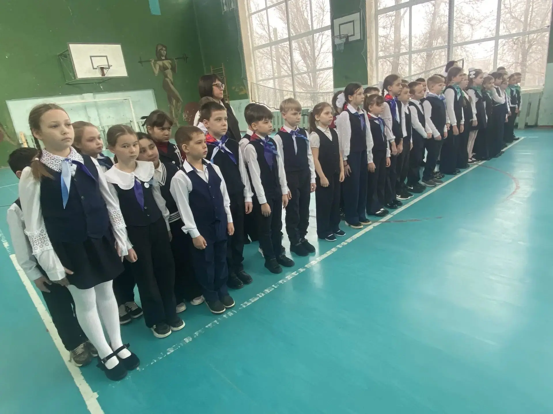 Линейка, посвящённая началу нового трека программы «Орлята России». Участниками стали ученики 3–4-х 