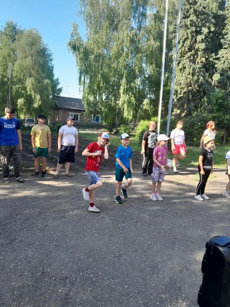 Продолжается 2 смена летнего пришкольного лагеря. Сегодня весь день проводились групповые игры.