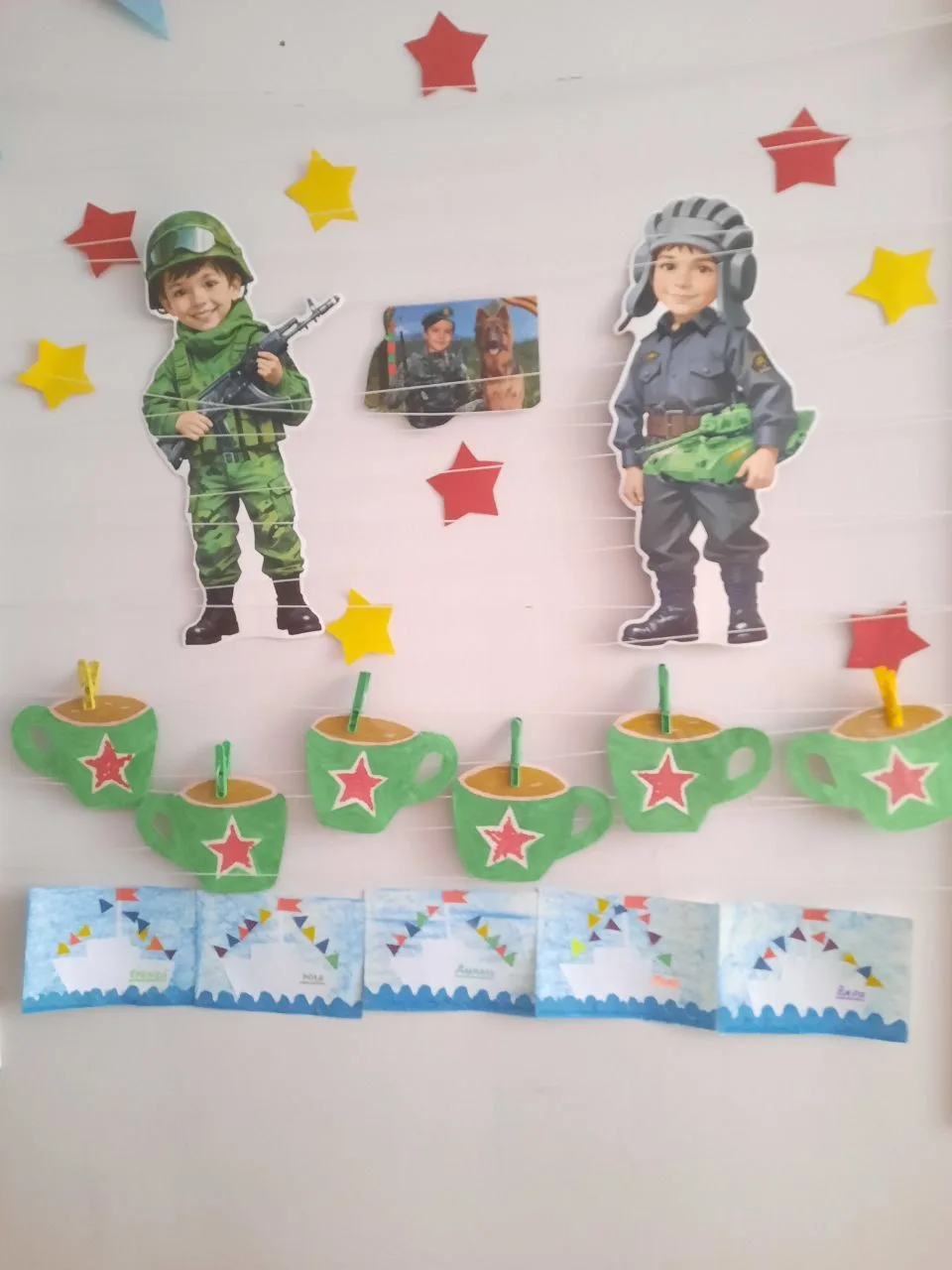 Наши малыши не отстают!!!  День тельняшки отмечают!!! и ко Дню Защитника Отечества тоже готовятся!!!
