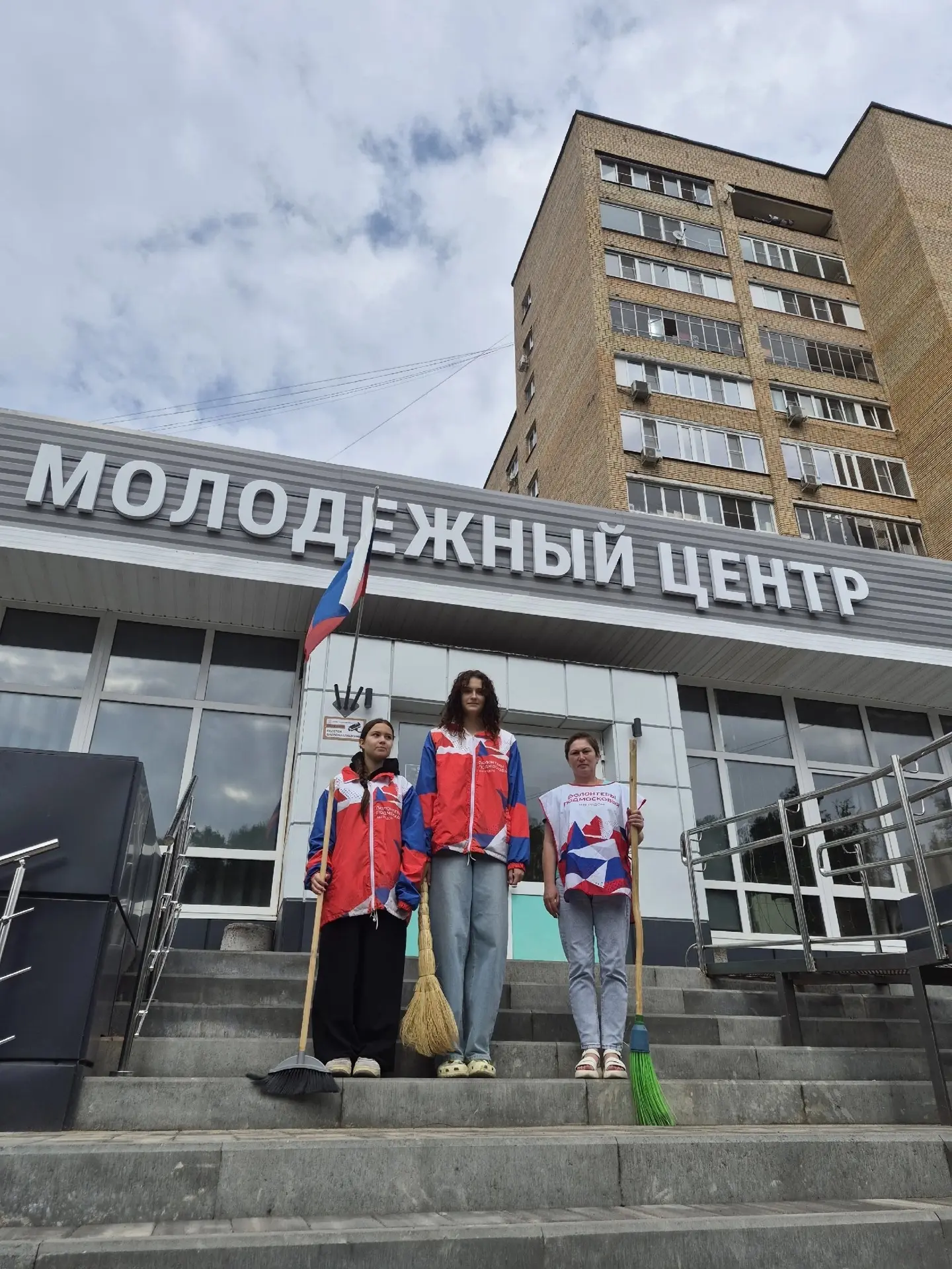 🧹 Вместе к чистоте: волонтёры продолжают убирать территорию у Молодёжного центра.