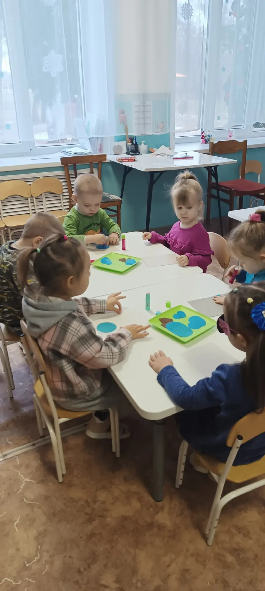 Сегодня в младшей группе царила настоящая зимняя сказка! Маленькие ручки увлеченно трудились над соз
