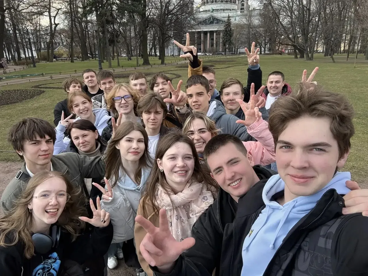 🏛️📚 Каникулы с пользой! 🚀  Пока кто-то отдыхал на диване, наши десятиклассники отправились в культур