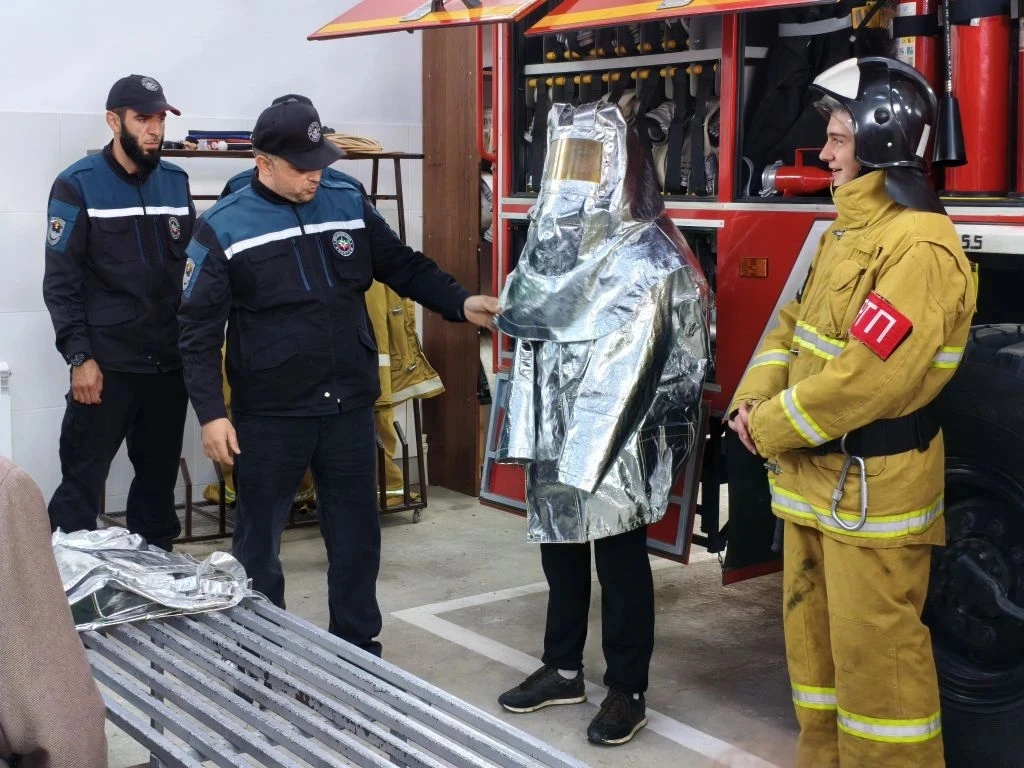 🚨Юные гости в пожарной части: День открытых дверей и урок безопасности!  Пожарная часть №62 распахну