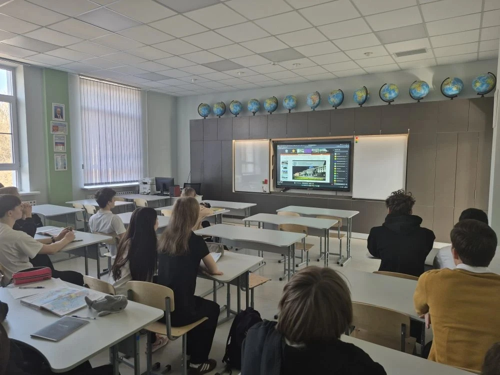 🎓 Десятиклассники нашей школы приняли участие в онлайн-профориентации ВУНЦ ВВС (г. Воронеж)  🚀 Есть 