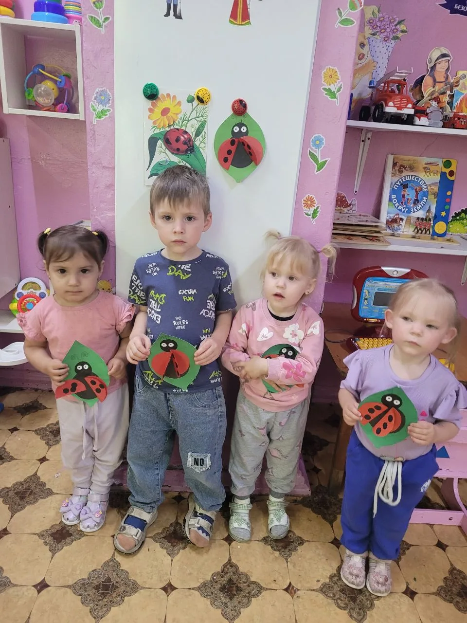 Сегодня наши малыши погрузились в мир творчества и создали замечательные аппликации " Б...