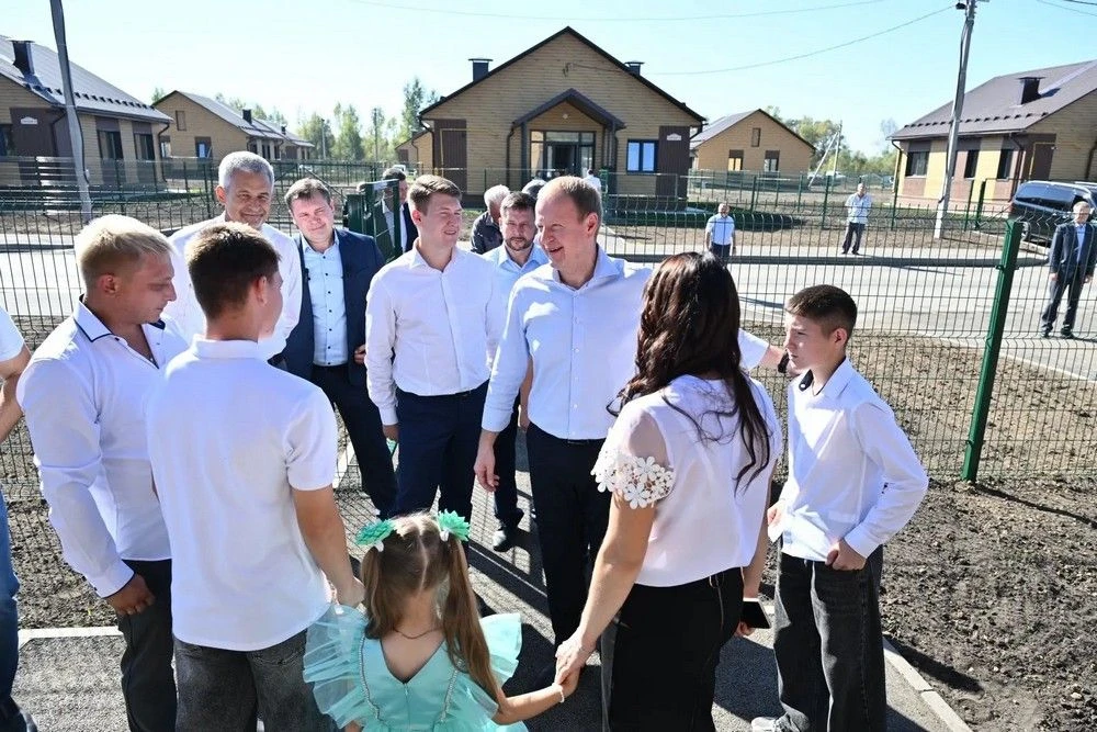 🏡 Новоселы микрорайона Светлый в Тальменском районе встретились с Губернатором региона...