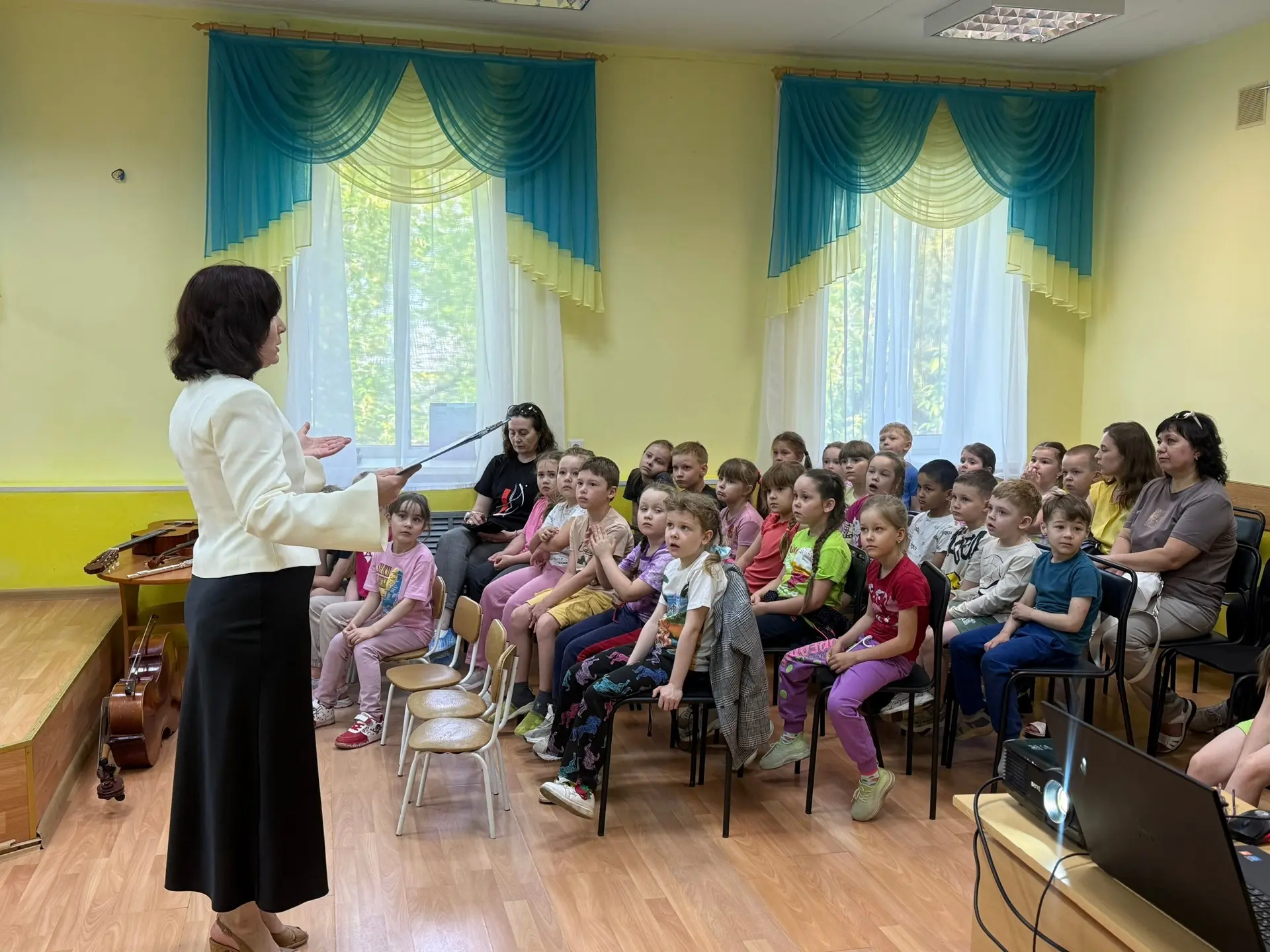 🎶 Юные музыканты Дзержинского района подарили праздник дошколятам

В Детской школе искусств прошёл 