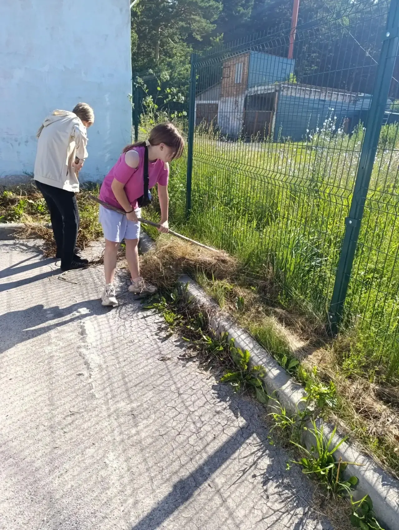 Продолжаем поддерживать чистоту школьной территории в летний период 🧹
