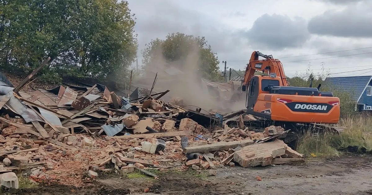🏗️ В Подольском округе демонтируют аварийное здание